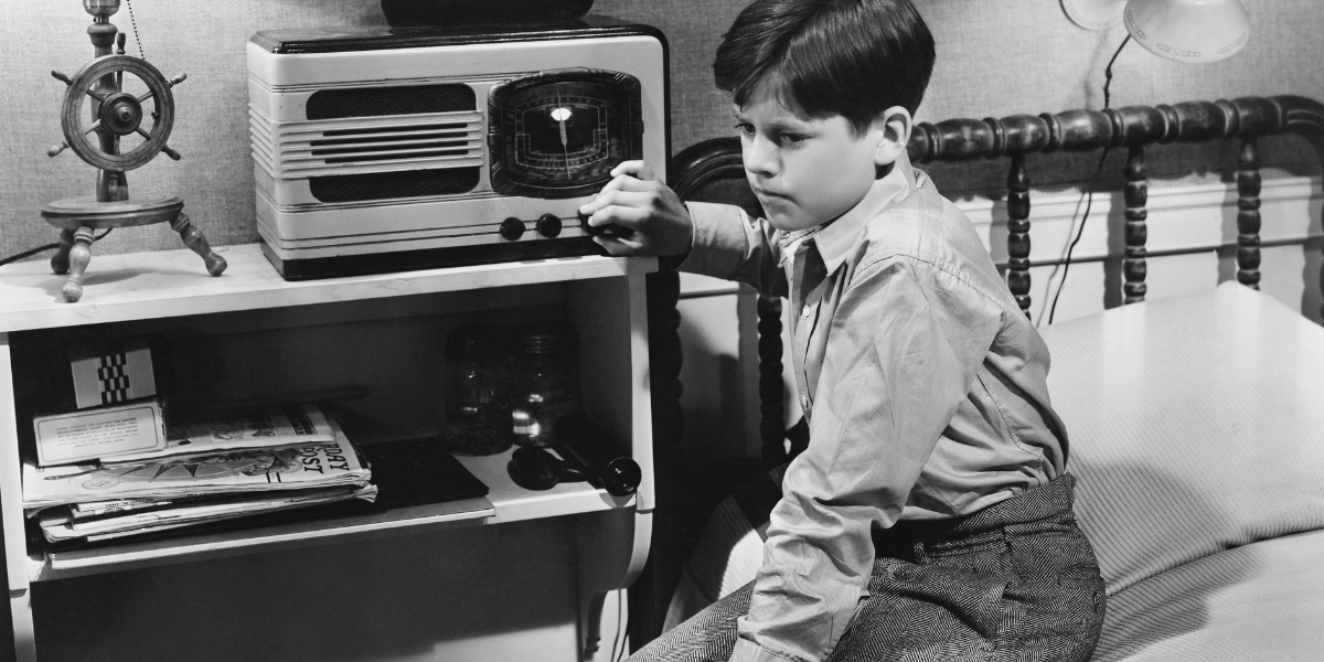 Bub hört Radio